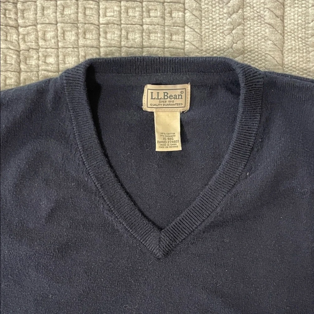 L.L. Bean Men's Deep Blue V-Neck Sweater ItemID 274603 - Picture 1 of 4